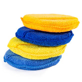 Vier microvezel polijstsponzen in verschillende kleuren