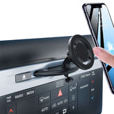 Mobilholder til CD-afspiller er monteret i bilens CD slot med en telefon der klikker fast.