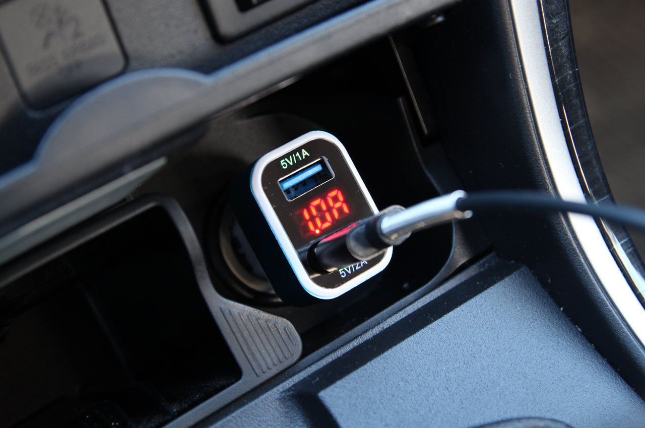 USB-biloplader med display til 12/24 V