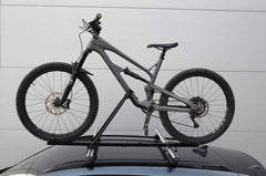 Tagmonteret cykelholder med stropper til cykelhjul