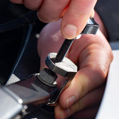 Detail van de ruitenwisserarmtrekker