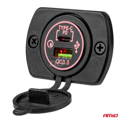 Detalje af USB-oplader med to USB-porte og voltmeter