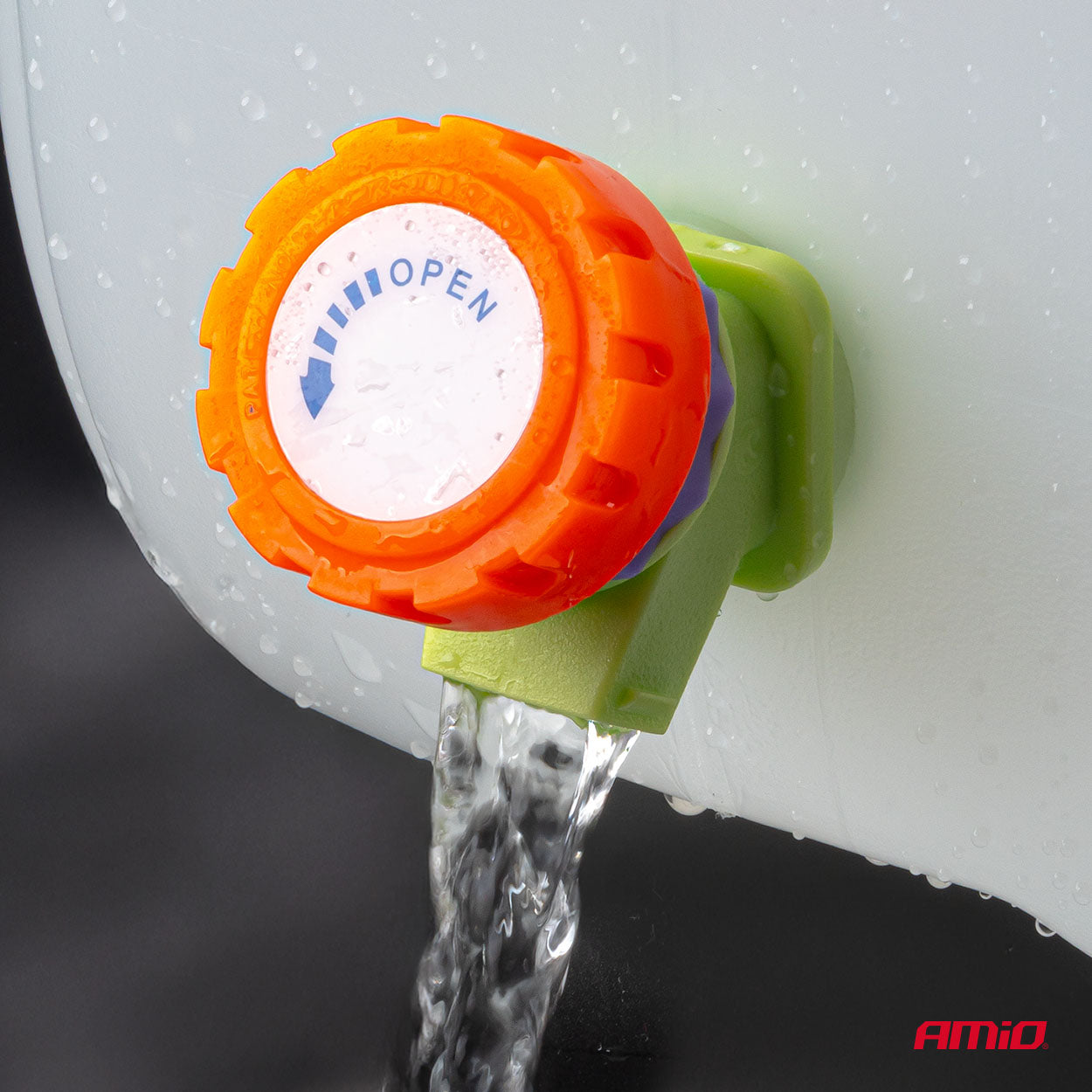 Witte watertank met tapkraan en zeepdispenser