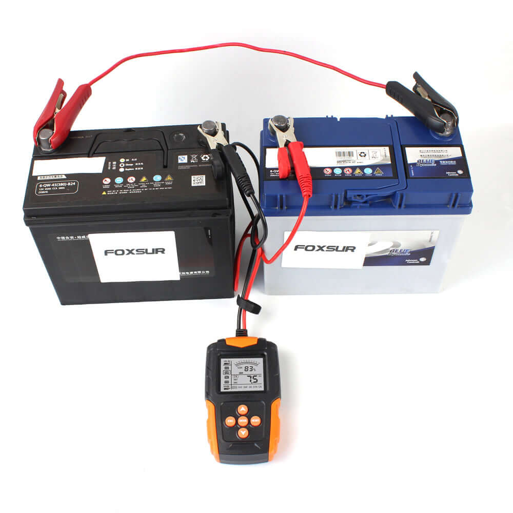 12V/24V accutester aangesloten op twee accu’s voor snelle en nauwkeurige accutests.