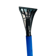 Blauwe ijskrabber met sneeuwborstel voor de auto – 82 cm 
