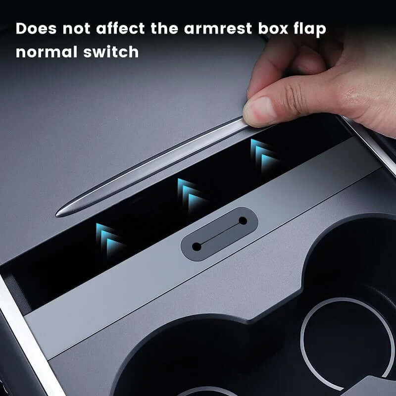 USB Hub til Tesla Model 3/Y (2021–2023) installation view showing functionality and access without affecting armrest flap.