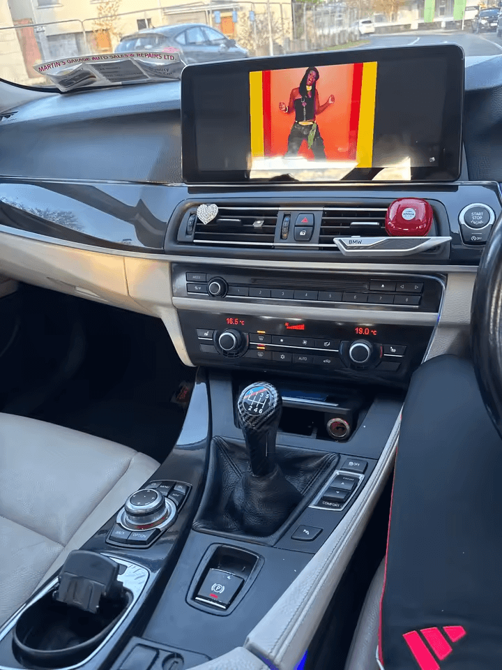 BMW 5-Serie GT F07 09-17 - 12,3" radio met Apple CarPlay en Android Auto gemonteerd in een auto-interieur.