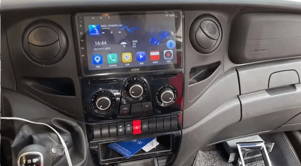Iveco Daily 07-14 - 9\" radio met Apple CarPlay en Android Auto gemonteerd in het dashboard van het voertuig.