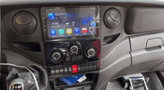 Iveco Daily 07-14 - 9\" radio met Apple CarPlay en Android Auto gemonteerd in het dashboard van het voertuig.