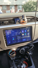 Kia Rio 20-22 - 9" radio met Apple CarPlay en Android Auto gemonteerd in een auto-interieur.