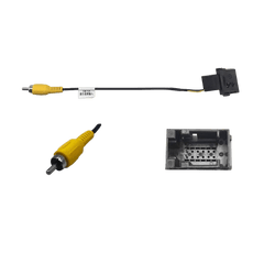 Adapterkabel Ford - Originele achteruitrijcamera op aftermarket radio, toont kabel en stekker voor video- en signaalaansluiting.