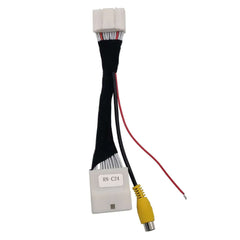Achteruitrijcamera Dacia (kentekenverlichting) aansluiting met kabels en stekkers voor installatiedoeleinden.