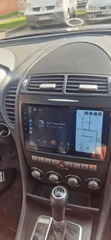 Mercedes-Benz SLK 04-11 - 9\" radio met Apple CarPlay en Android Auto gemonteerd in het dashboard van de auto.